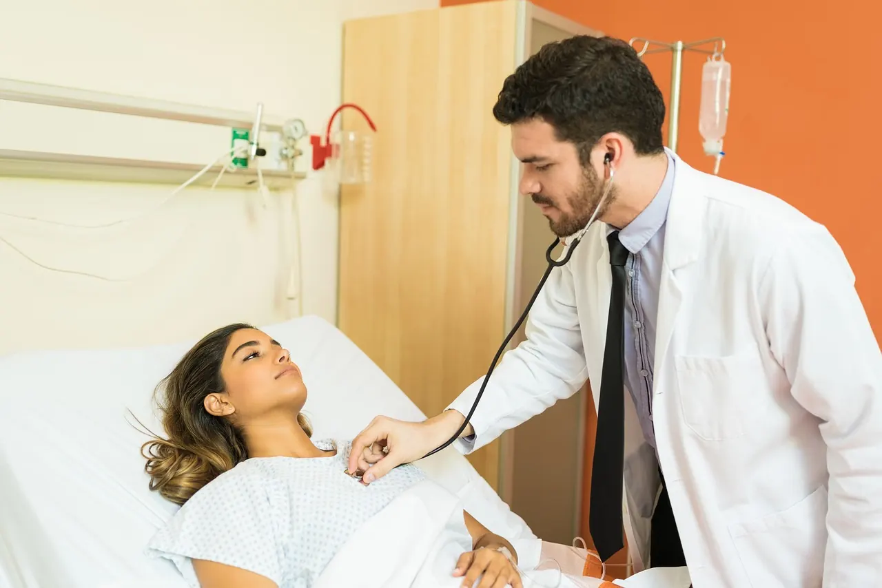 Bác sĩ thăm khám bệnh nhân nằm trên giường