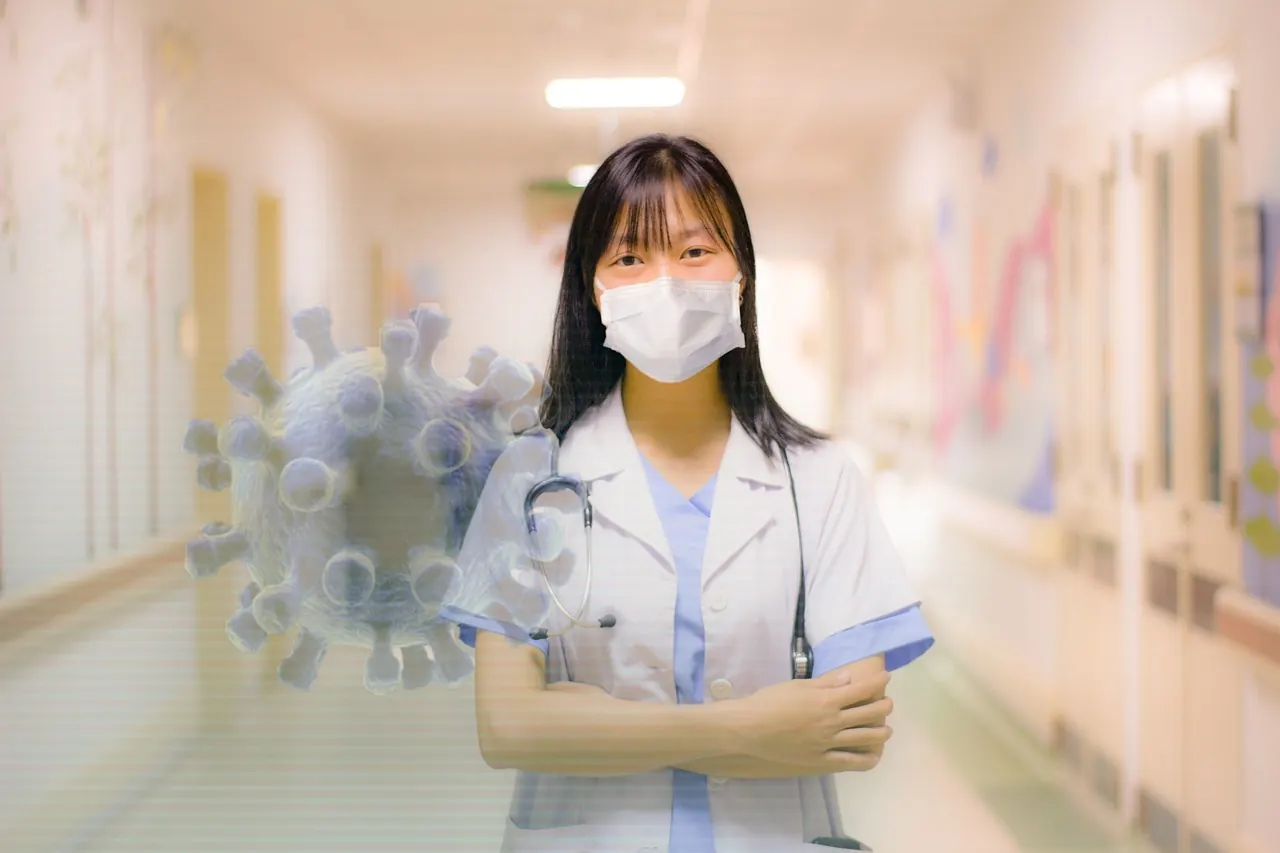 Nữ nhân viên y tế đeo khẩu trang trong hành lang bệnh viện