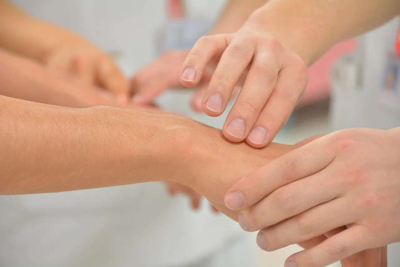 Bàn tay nắm lấy nhau thể hiện sự chăm sóc