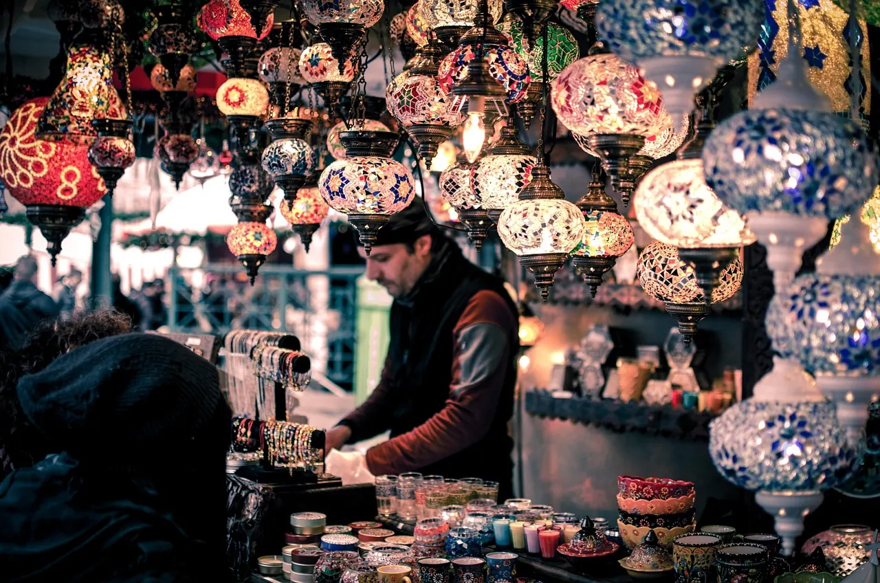 Hoạt động buôn bán, kinh doanh