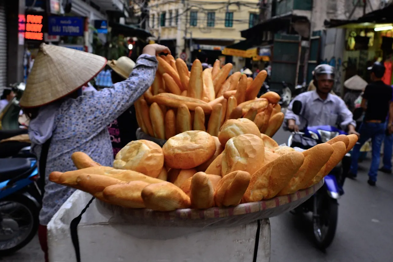 Người bán bánh mì rong trên xe đạp