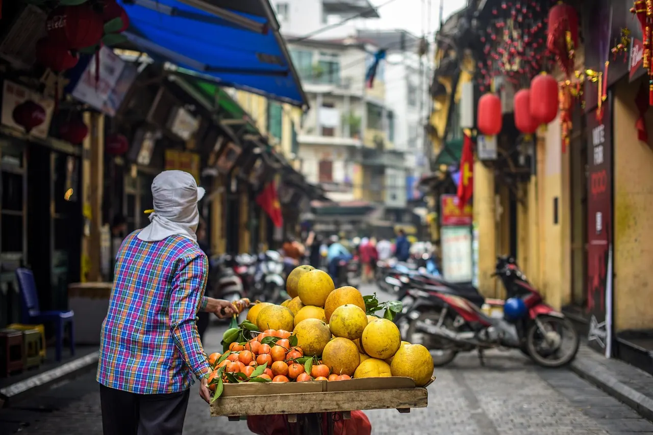 Gánh hoa quả của người bán hàng rong trên phố