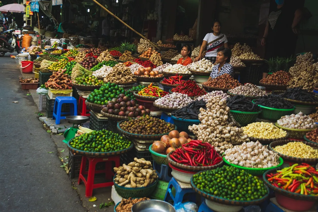 Sạp rau củ đầy màu sắc tại chợ truyền thống