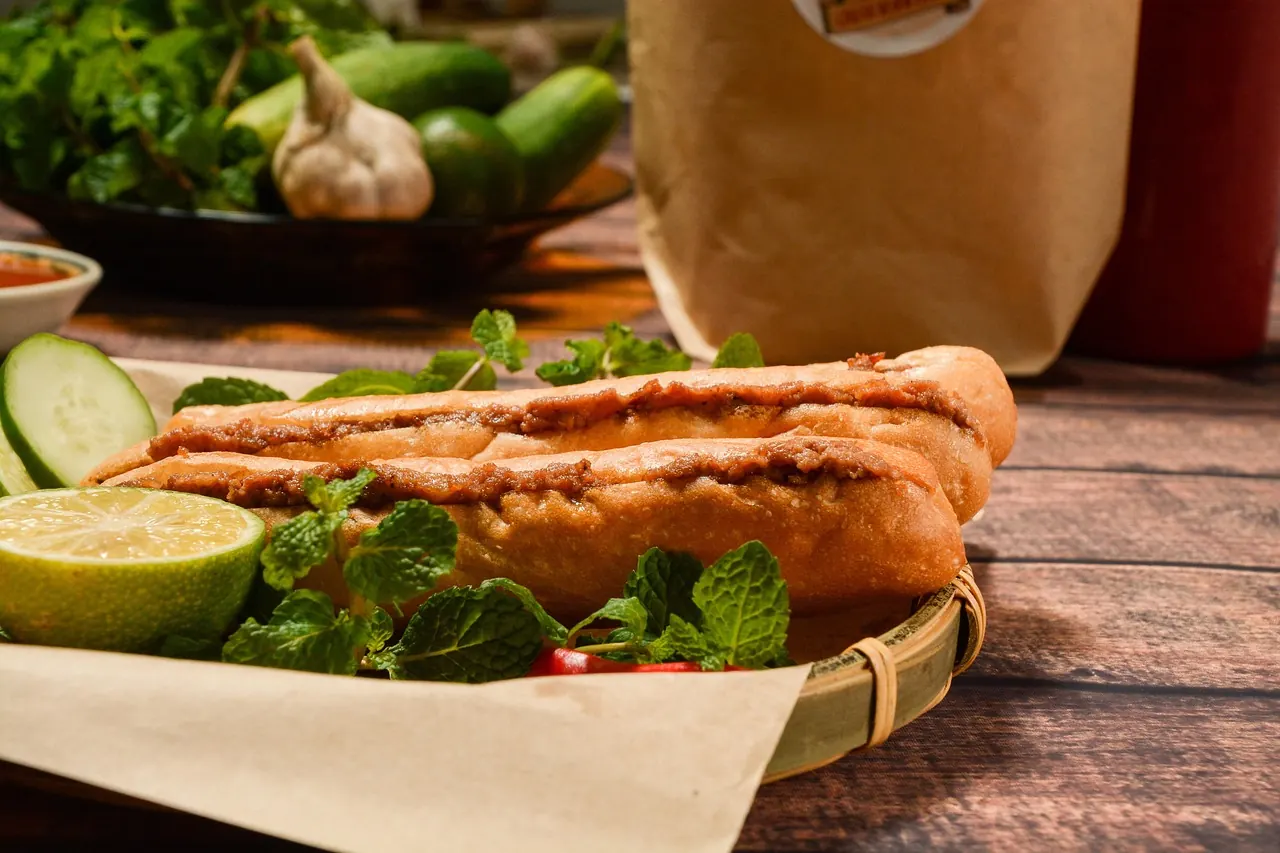 Bánh mì kẹp thịt bày trên mặt bàn gỗ