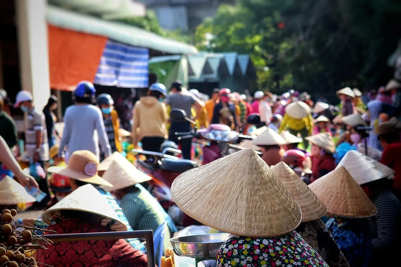 Khu chợ đông người đội nón lá mua bán