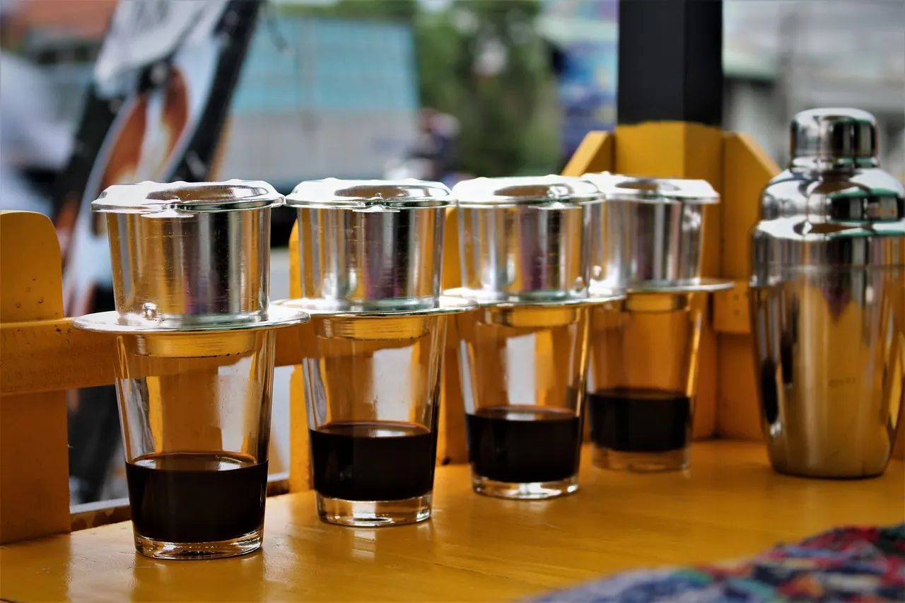 Những phin cà phê đang nhỏ giọt trên ly