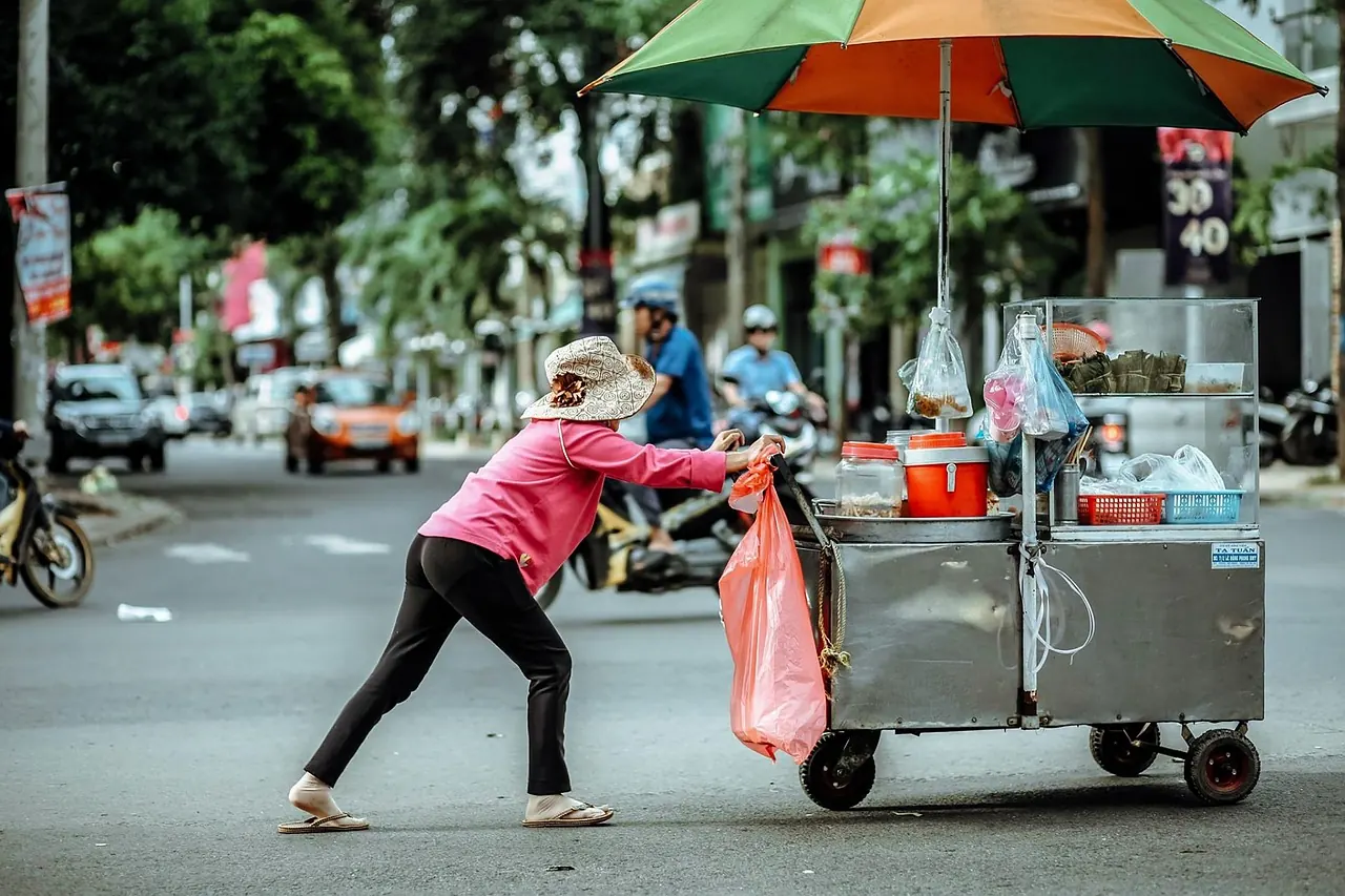 Người đẩy xe hàng rong trên vỉa hè
