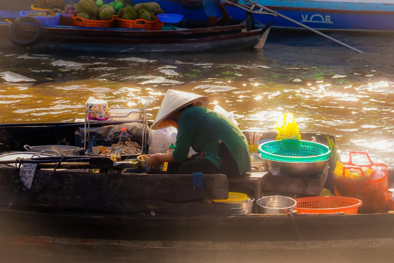 Người phụ nữ bán nông sản trên ghe ở chợ nổi