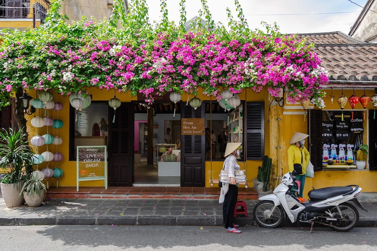 Cửa hàng nhỏ trang trí hoa giấy trước nhà