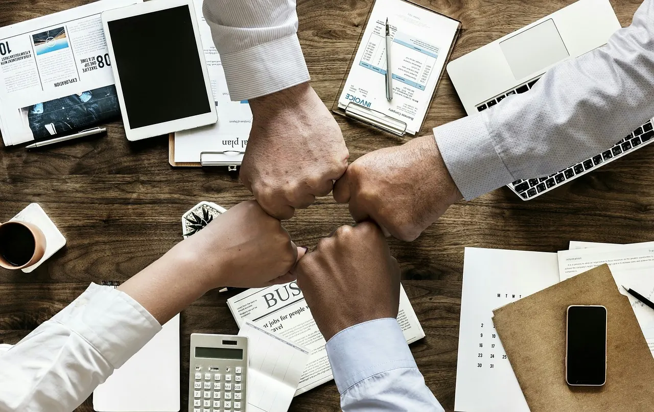 Nhiều bàn tay chạm nắm đấm thể hiện tinh thần đồng đội