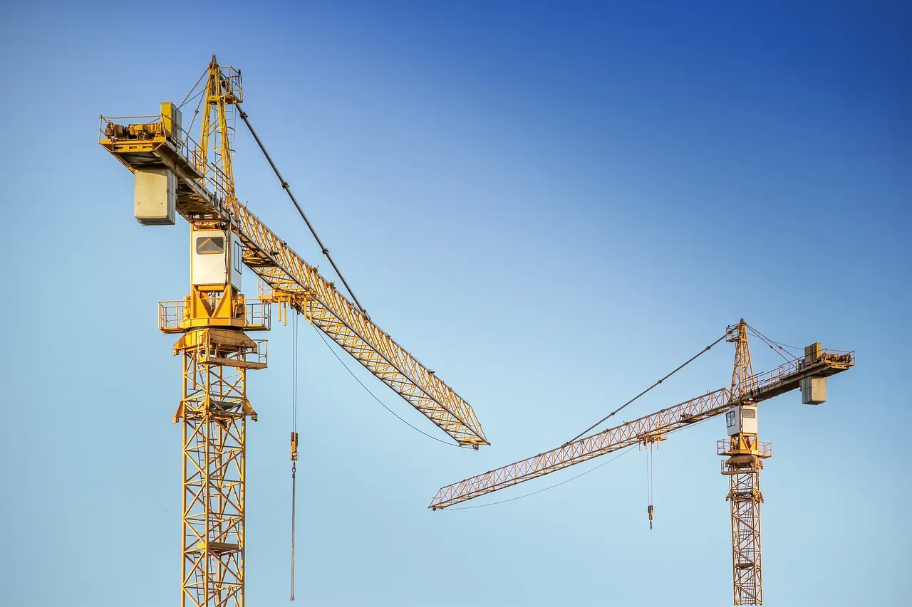 Cần cẩu tháp vươn cao trên nền trời xanh