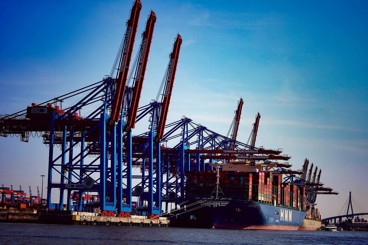 Cần cẩu bốc dỡ container tại cảng
