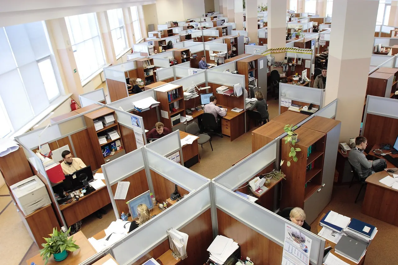 Văn phòng nhiều ô làm việc nhìn từ trên cao