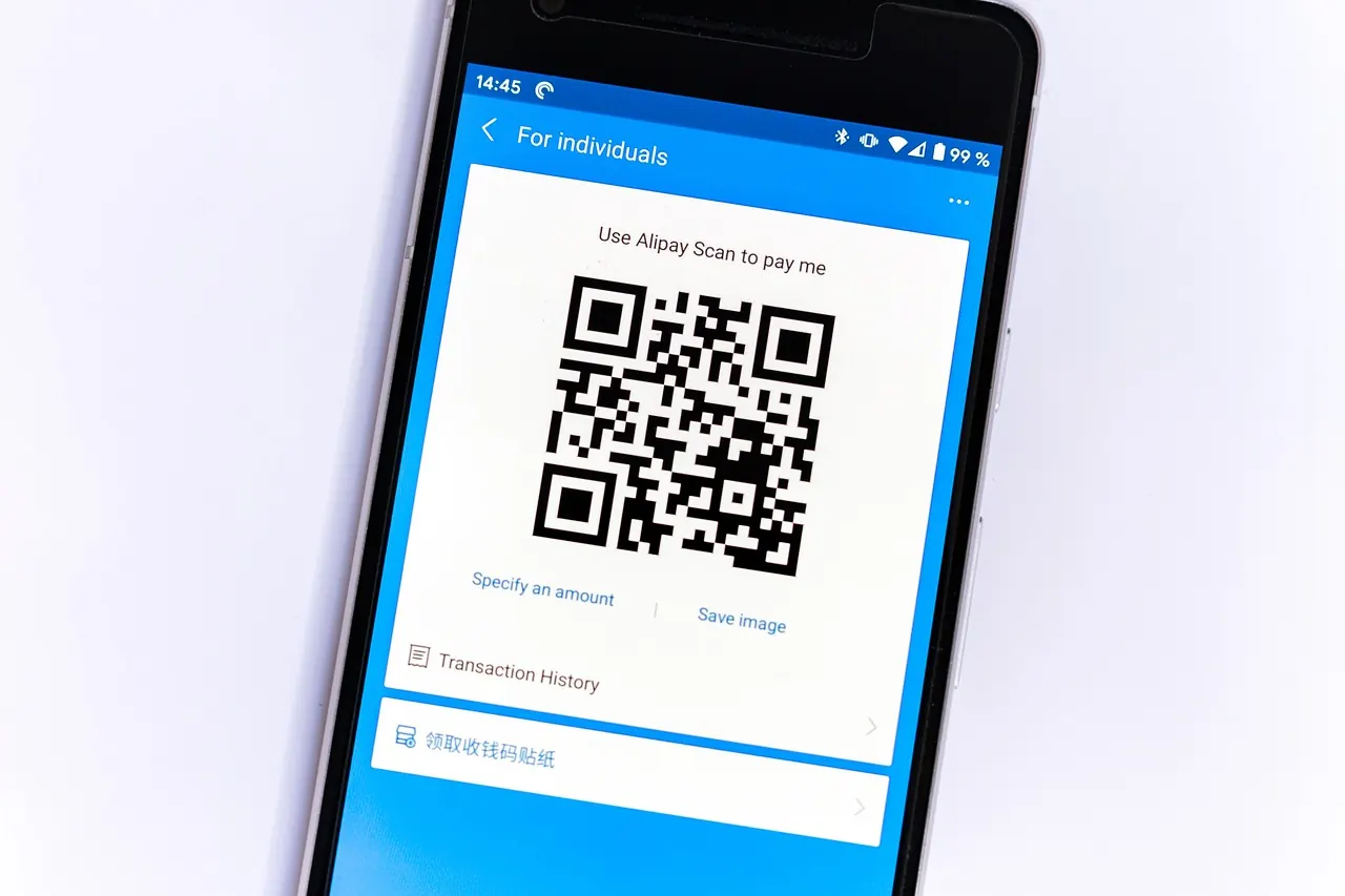 Điện thoại hiển thị mã QR thanh toán trên nền sáng